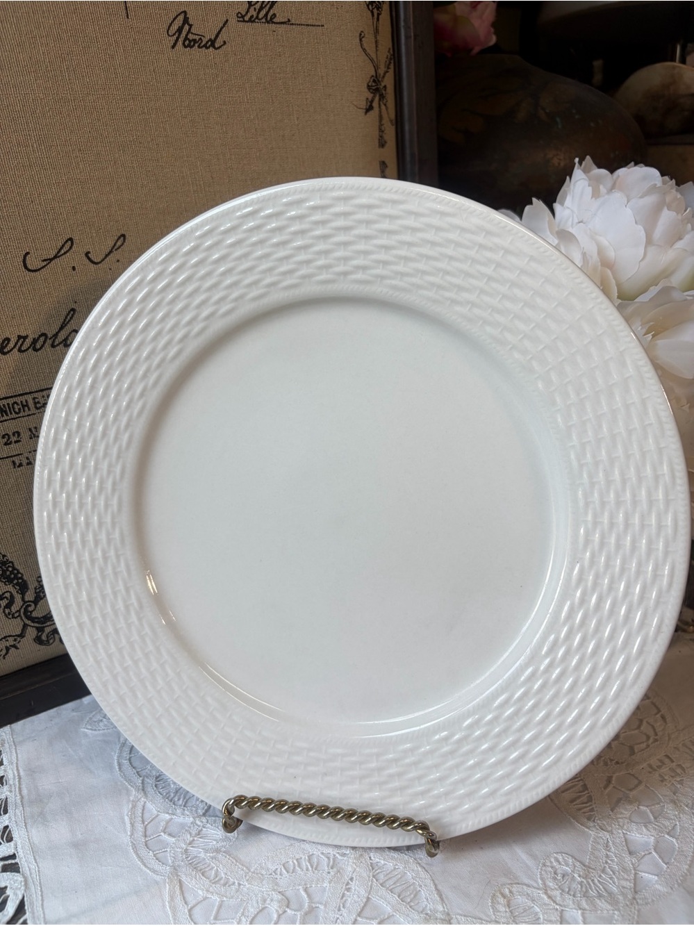 Tabletops Gallery White ceramic Basketweave dinner plate